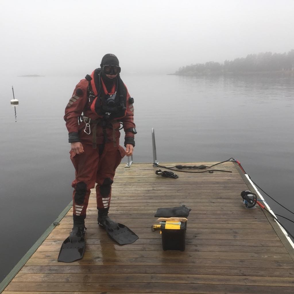 Dykare på brygga i skärgården